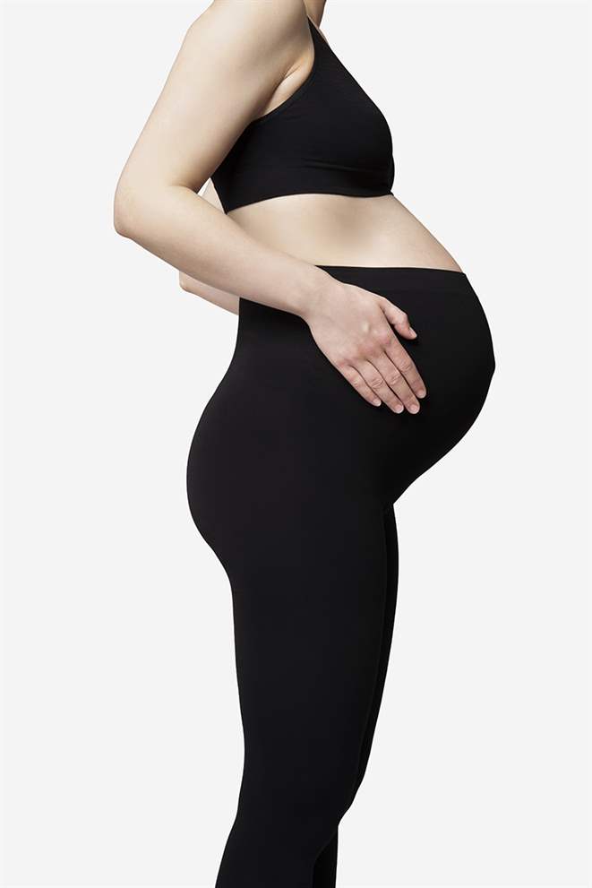 Mustat äitiyslegginsit raskaana oleville naisille (luonnonmukaisesti kasvatettua) -  sivulta katsottuna, Äitiys